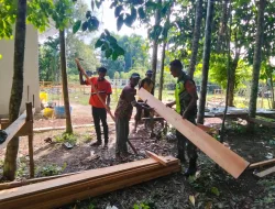 Babinsa Koramil 05/Indra Jaya Bantu Warga Gotong Royong Bangun Balai Pengajian di Gampong Tampieng Tunong