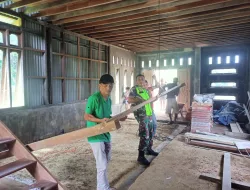 Babinsa Koramil 03/Teupah Selatan Bantu Renovasi Rumah di Desa Pulau Bengkalak