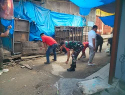 Ciptakan Lingkungan Bersih, Babinsa Koramil 1404-04/PaleteangBersama Warga Bersihkan Sampah