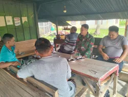 Babinsa Koramil 03 Senagan Timur komsos dengan warga di desa binaan