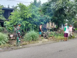 Wujudkan Lingkungan Bersih, Babinsa Teppo dan Warga Gelar Kerja Bakti Bersihkan Bahu Jalan