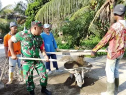 Bentuk Kedekatan Dengan Warga Babinsa Koramil 02/Seunagan Bantu Pembangunan Rumah Warga Binaan