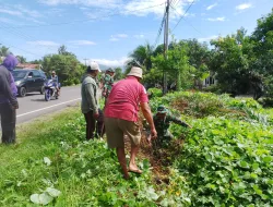 Antisipasi Banjir, Babinsa Koramil 1404-07/Lembang Gelar Kerja Bakti Bersihkan Drainase