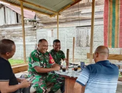 Babinsa Koramil 02/Seunagan Komsos Bersama Dengan Tokoh Masyarakat Di Wilayah Binaan