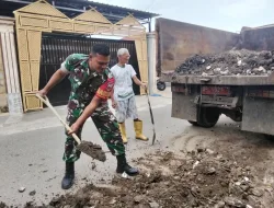 Babinsa Koramil 1405-02/Soreang Bersama Warga dan DLH Gelar Karya Bakti Bersihkan Drainase di Ujung Lare