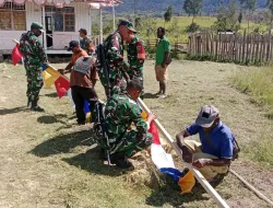 SEMARAK HUT RI, BABINSA KORAMIL 1703-01/ENAROTALI BERSAMA TIGA PILAR PASANG BENDERA DAN UMBUL-UMBUL