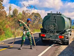 Gerak Cepat Anggota Kodim 1703/Deiyai Amankan Jalur Trans dan Padamkan Kobaran Api