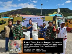 BABINSA KORAMIL 1703-01/ENAROTALI DAMPINGI PENYERAHAN BANTUAN PANGAN BERAS UNTUK WARGA PANIAI