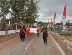 PEMBENTANGAN BENDERA MERAH PUTIH 1000 METER DI DEIYAI, FORKOPIMDA DAN RATUSAN WARGA TUMPAH RUAH PERINGATI HUT RI KE-81