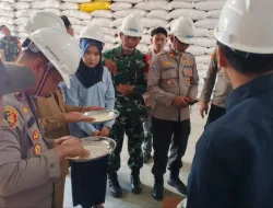 Danramil 1405-04/Soppeng Riaja Bersama Pimpinan Bulog Tinjau Bantuan Pangan Beras
