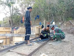 Pererat Kebersamaan, Babinsa Koramil 1405-04/Soppeng Riaja Bersama Masyarakat Pasang Tiang Pylon Jembatan Perintis Garuda