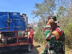 Gerak Cepat Tangani Karhutla, Babinsa Koramil 1405-06/Barru Bersama Damkar Padamkan Api di Wilayah Binaan