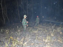 Tanggap Atasi Kebakaran, Babinsa Koramil 1405-02/Soreang Bersama Damkar dan Mahasiswa Padamkan Api 