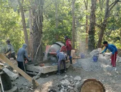 Penuh Semangat, Babinsa Bersama Masyarakat Bahu-Membahu Kerjakan Jembatan Perintis Garuda 