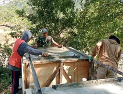 Satu Tujuan, Babinsa Desa Balusu Bersama Masyarakat Gotong Royong Bangun Jembatan Perintis Garuda