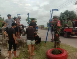 Semangat Gotong Royong, Babinsa Langnga dan Warga Bersihkan Pinggir Jalan dari Sampah dan Rumput