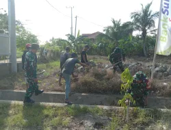 Cegah Banjir, Babinsa dan Warga Padakkalawa Kompak Bersihkan Saluran Drainase 200 Meter