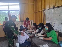 Peduli Kesehatan Generasi Muda, Pos Agimuga Satgas Yonif 133/YS Dampingi Penyuluhan dan Pemeriksaan Kesehatan Siswa SMP