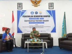 KAPENREM 181/PVT MEWAKILI DANREM 181/PVT BERIKAN PEMBEKALAN WAWASAN KEBANGSAAN KEPADA 470 MAHASISWA BARU UNVIC SORONG