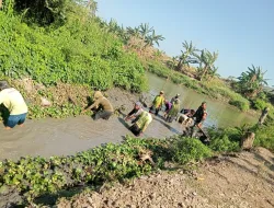 Antisipasi Musim Hujan, Babinsa dan Warga Bersihkan Sungai Kariango