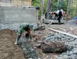 Babinsa Koramil 1405-04 Sertu Darwis Dukung Pembangunan Jembatan Perintis Garuda Tahap V di Desa Balusu