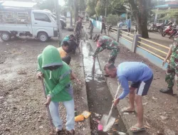 Cegah Banjir di Musim Hujan, Babinsa dan Warga Bersihkan Saluran Air di Teppo