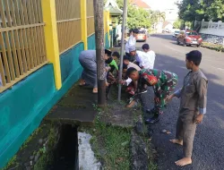 Ciptakan Lingkungan Bersih, Babinsa Koramil 1405-01 Ujung Bulu Ajak Pelajar Bersihkan Sampah di Bahu Jalan