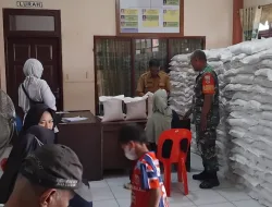 Bantuan Beras Pemerintah Disalurkan, Babinsa Pastikan Warga Terlayani