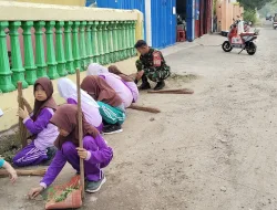 Tanamkan Kepedulian Sejak Dini, Babinsa Ajak Siswa SDN 109 Bersihkan Lingkungan Sekolah