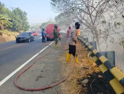 TNI-Polri, Damkar dan Masyarakat Padamkan Kebakaran Lahan Seluas 1 Hektare di Suppa