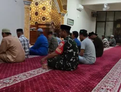 Wujudkan Kemanunggalan TNI-Rakyat, Babinsa Kodim 1404/Pinrang Rutin Shalat Subuh Berjamaah