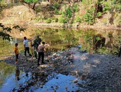 Danramil 1405-08/Tanete Riaja Bersama Warga Bersihkan Aliran Sungai di Bawah Jembatan Ralla