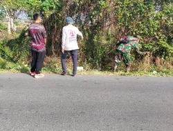 Sinergi TNI dan Pemerintah Kecamatan, Babinsa Langnga Bersama Warga Kerja Bakti di Jalan Poros