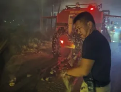 Gerak Cepat di Malam Hari, Danramil 1405-03 Bersama Babinsa Padamkan Karhutla di Kota Parepare