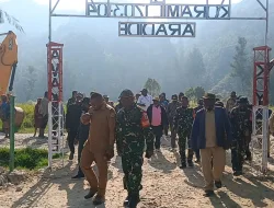 DANRAMIL 1703-04/ARADIDE BERSAMA BABINSANYA SERTA STAF DISTRIK ARADIDE MENYAMBUT KUNJUNGAN KERJA BUPATI KABUPATEN PANIAI DI WILAYAH III DISTRIK ARADIDE