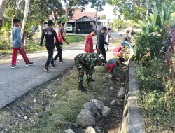 Cegah Banjir, Babinsa dan Warga Alitta Gotong Royong Bersihkan Saluran Drainase