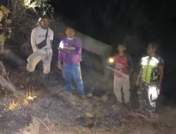 Karhutla Malam Hari, Babinsa Kodim 1404/Pinrang dan Masyarakat Turun Padamkan Api