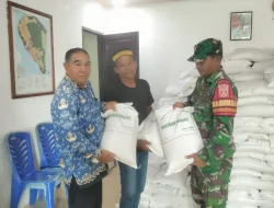 Babinsa Juata Permai Dampingi Penyaluran Bantuan Pangan Pemerintah Pusat kepada 1.398 KK