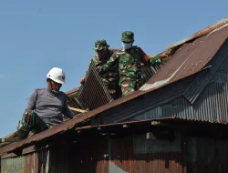 Setetes Keringat untuk Senyum Warga, Personel Koramil 1405-04/Soppeng Riaja Rehab Rumah Tidak Layak Huni 