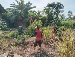 Gotong Royong, Babinsa Bersama Warga Bersihkan Lapangan Volley Desa Mangki