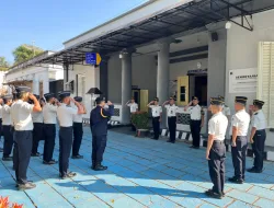 Dua Pegawai Lembaga Pemasyarakatan Kelas IIA Ambarawa menerima Piagam Satya Lencana Karya Satya atas pengabdian selama 20 tahun.