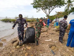 Solid! TNI-Polri dan Warga Bergandengan Tangan Bersihkan Pantai Wiringtasi