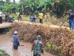 Dukung Kelancaran Irigasi, Kodim 1404/Pinrang Bersama Warga Bersihkan Saluran Sepanjang 200 Meter