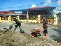 Sinergi TNI dan Warga, Gotong Royong Cor Halaman Kantor Lurah Benteng