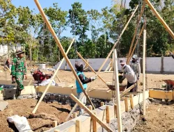 Pastikan Pembangunan KDKMP Berjalan Lancar, Babinsa Koramil 1405-04 Soppeng Riaja Terus Pantau Progres Pembangunan